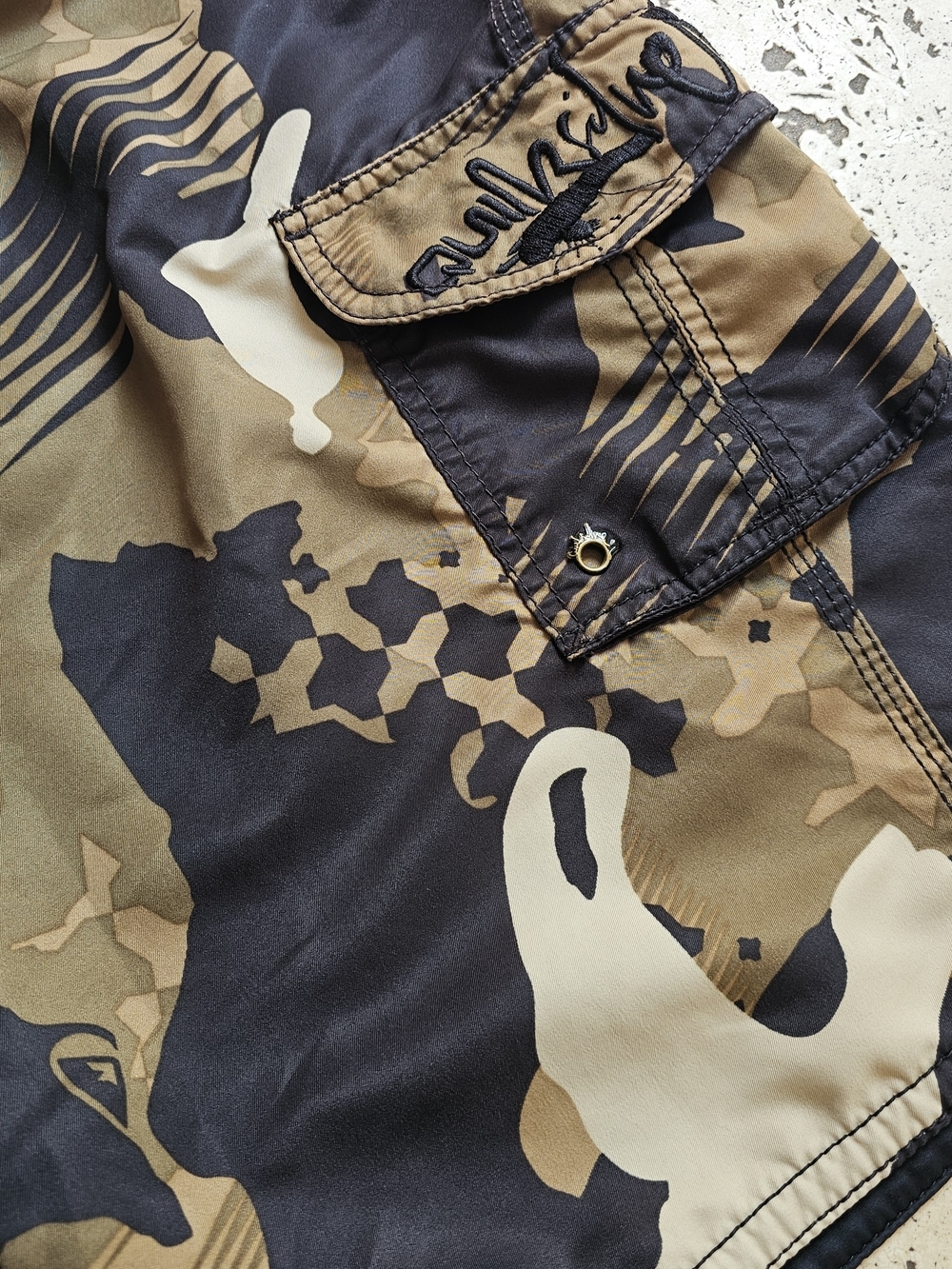 Vintage Quiksilver Men's Camo Cargo Board Shorts - Brown/Black - Picture 5 of 12